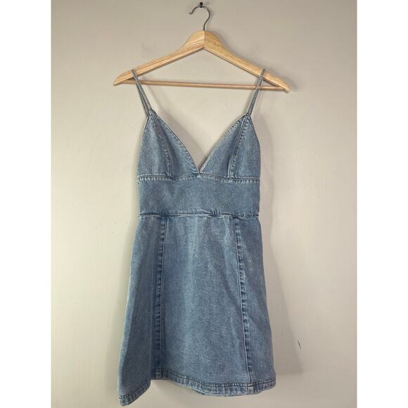 NEW Alice + Oliviia Carli Spaghetti Smocked V-neck Denim Mini Dress Blue Size: 0 - Picture 3 of 10